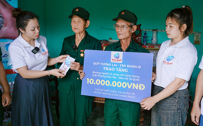 Hình ảnh nhân viên hỗ trợ khách hàng 8k bet đang giải quyết vấn đề giao dịch